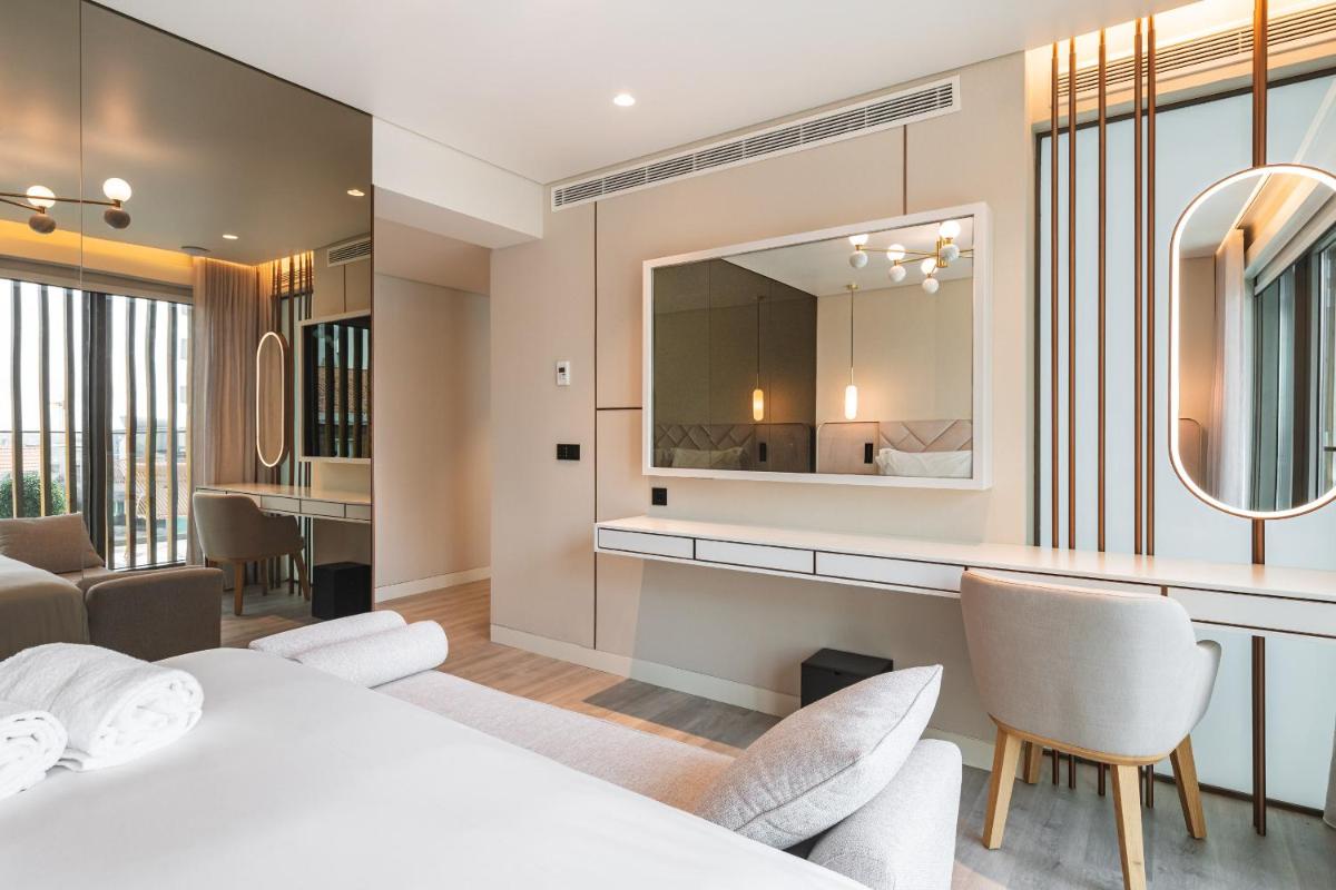 Uma cama ou camas num quarto em LUSTER Hotel