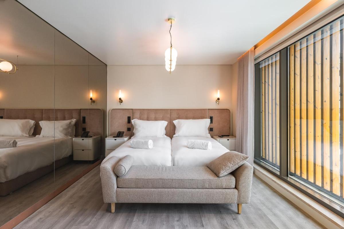 Uma área de estar em LUSTER Hotel