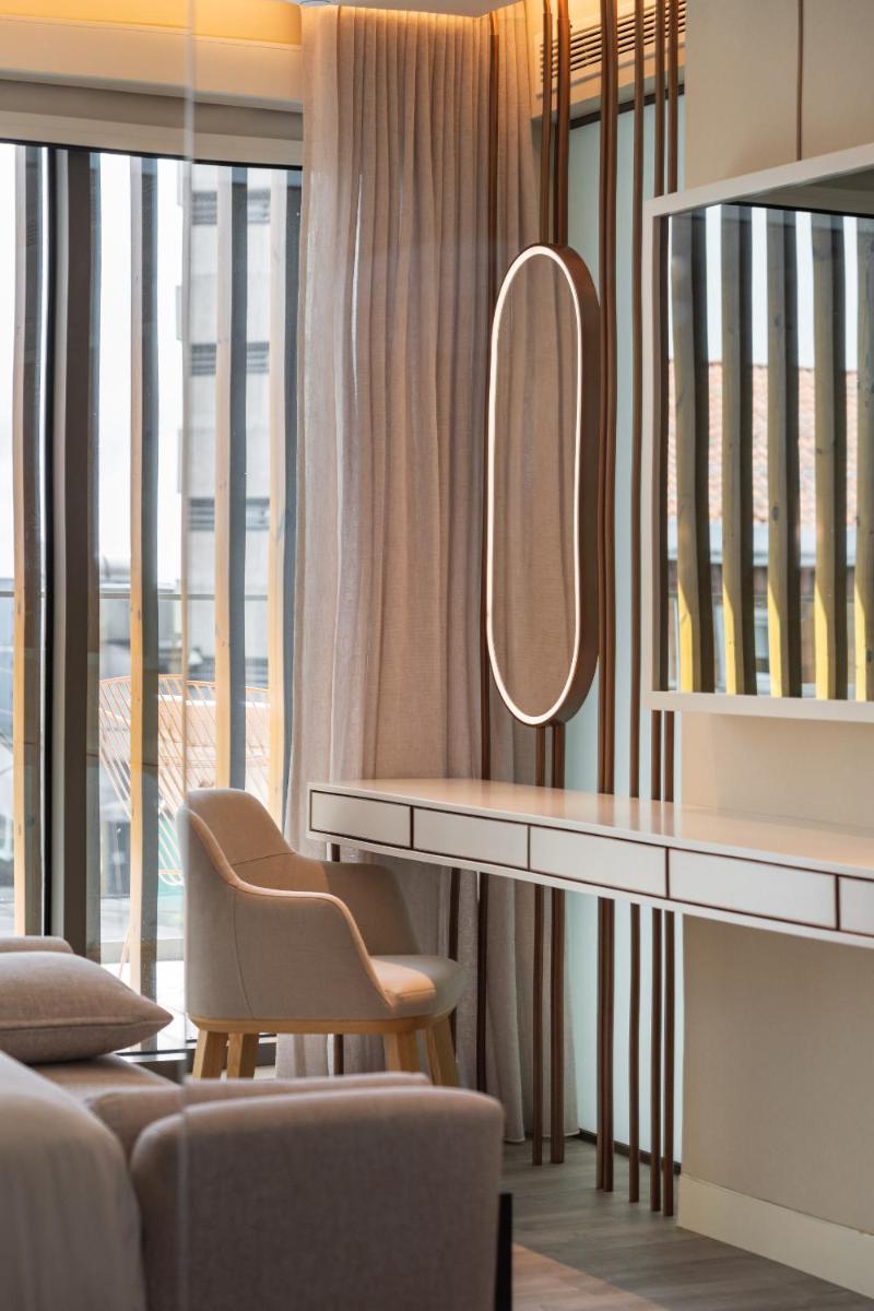 Uma área de estar em LUSTER Hotel