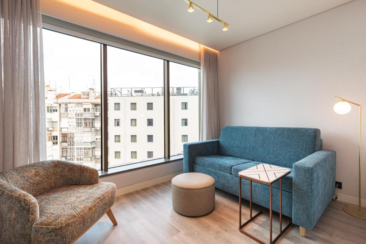 Uma área de estar em LUSTER Hotel