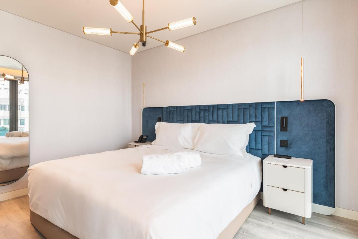 Uma cama ou camas num quarto em LUSTER Hotel