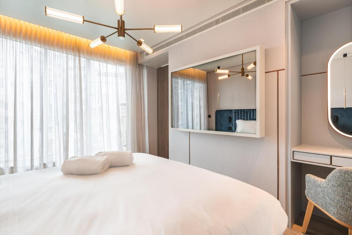 Uma cama ou camas num quarto em LUSTER Hotel