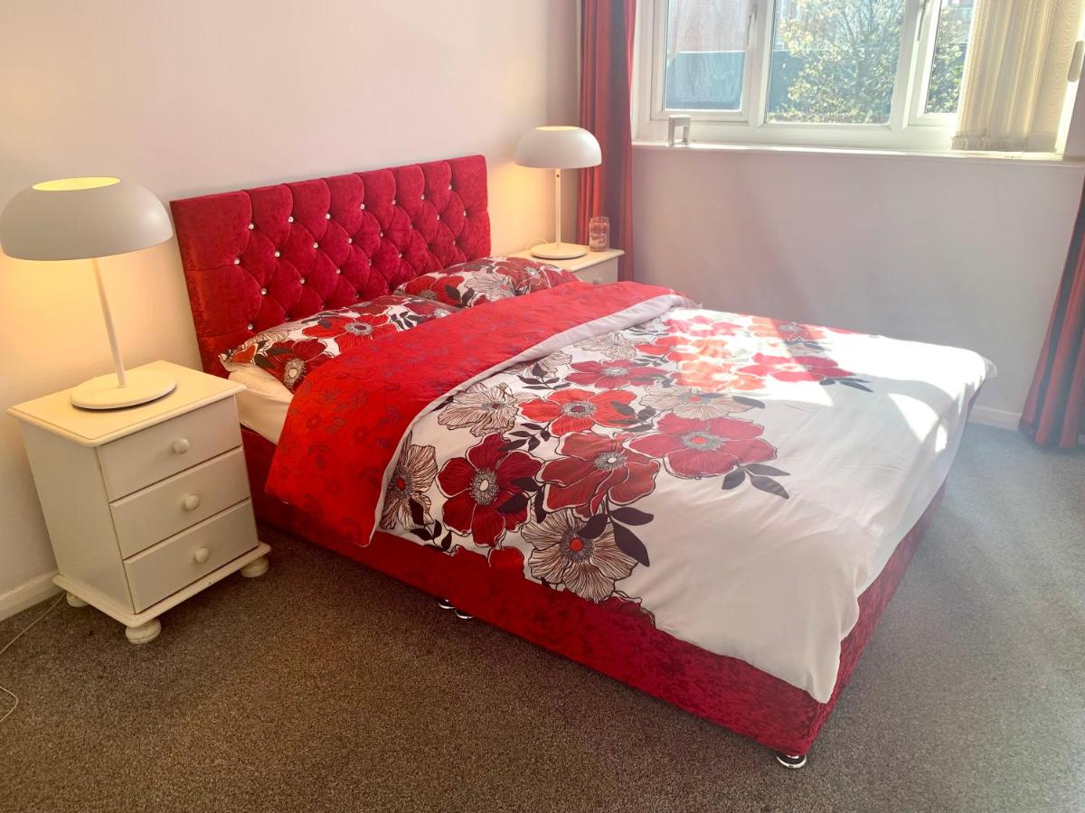 Luxurious and stunning holiday home with beautiful and comfortable rooms with a fireplace - Housity