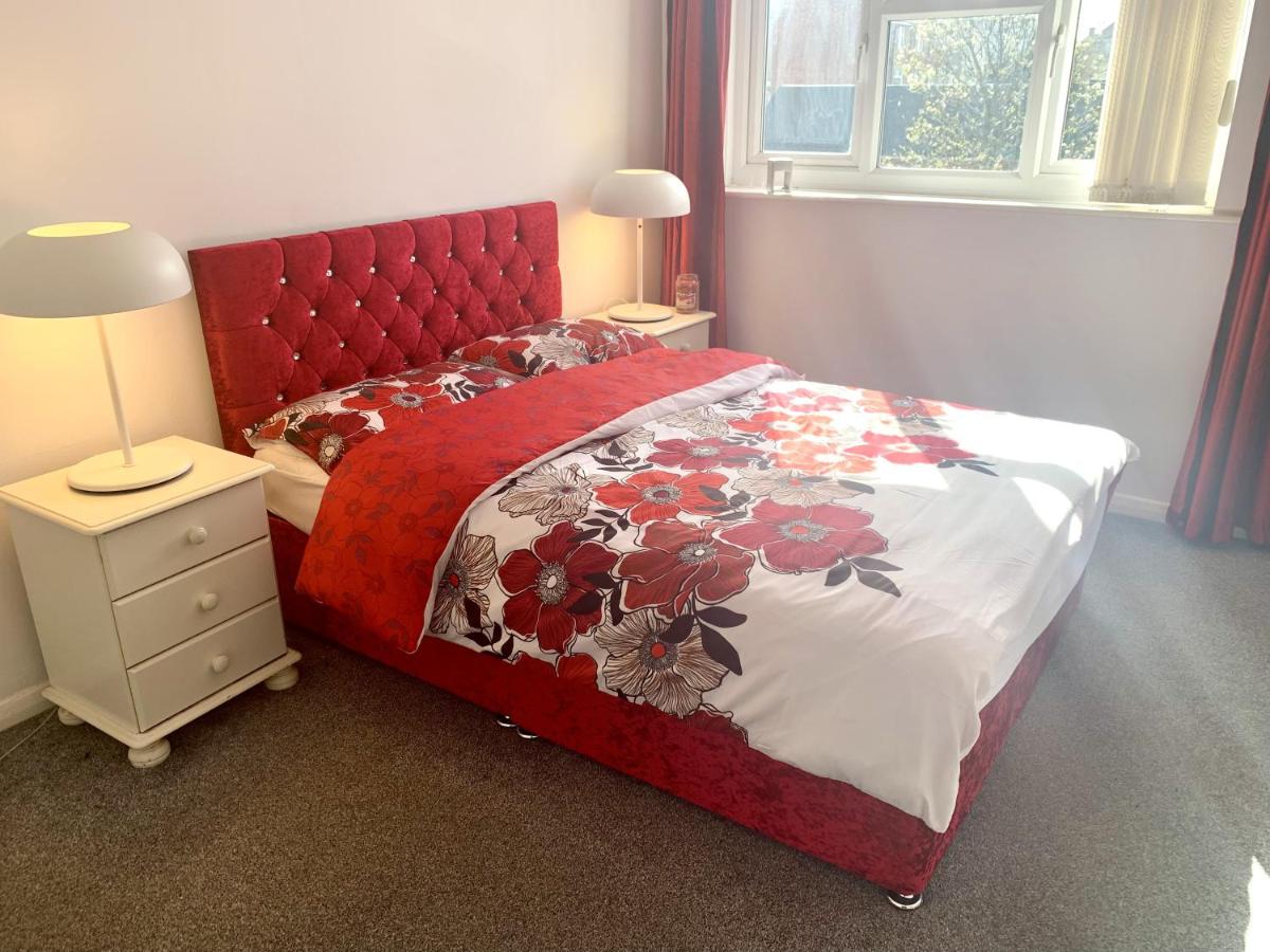 Luxurious and stunning holiday home with beautiful and comfortable rooms with a fireplace - Housity