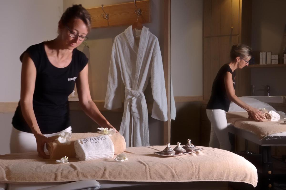 Clients de l'établissement Les Glycines - Hôtel & Spa - Teritoria
