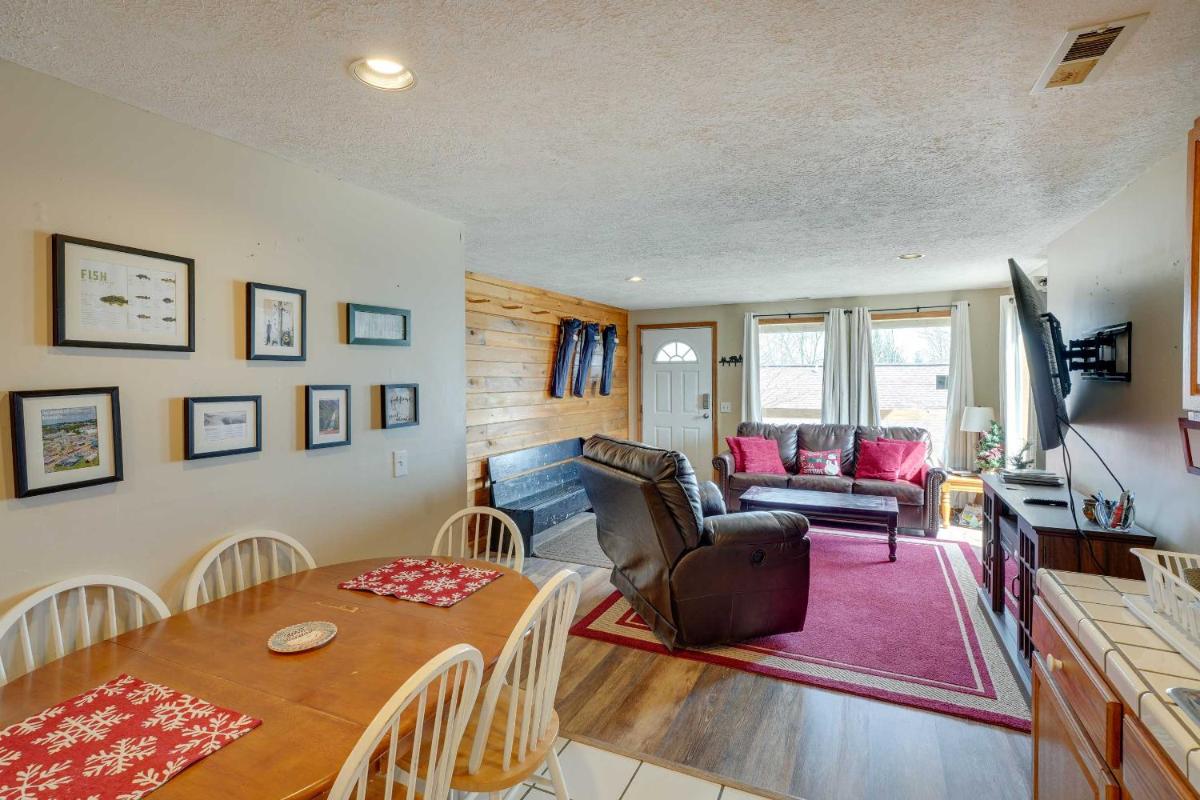 Snowed Inn Cozy Winterplace Ski-InandSki-Out Cabin - Housity