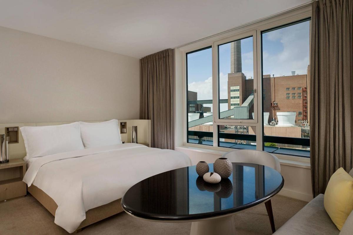 Ein Bett oder Betten in einem Zimmer der Unterkunft The Ritz-Carlton, Wolfsburg