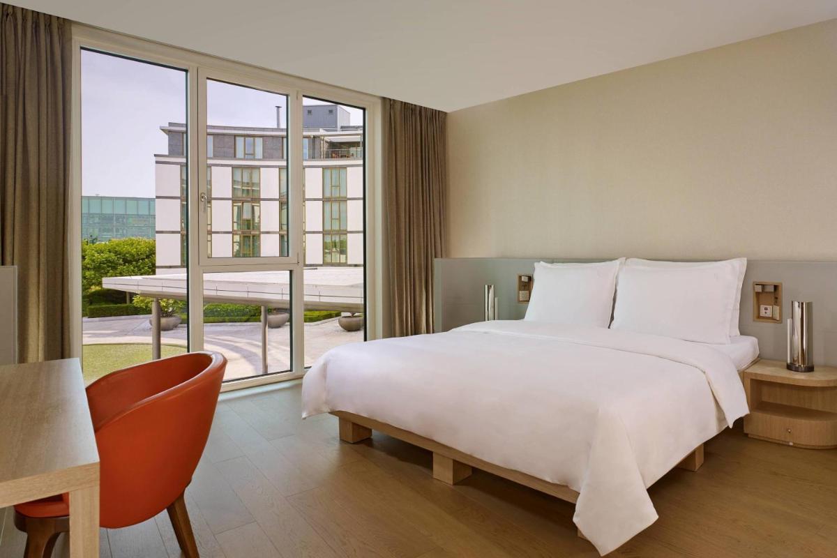 Ein Bett oder Betten in einem Zimmer der Unterkunft The Ritz-Carlton, Wolfsburg