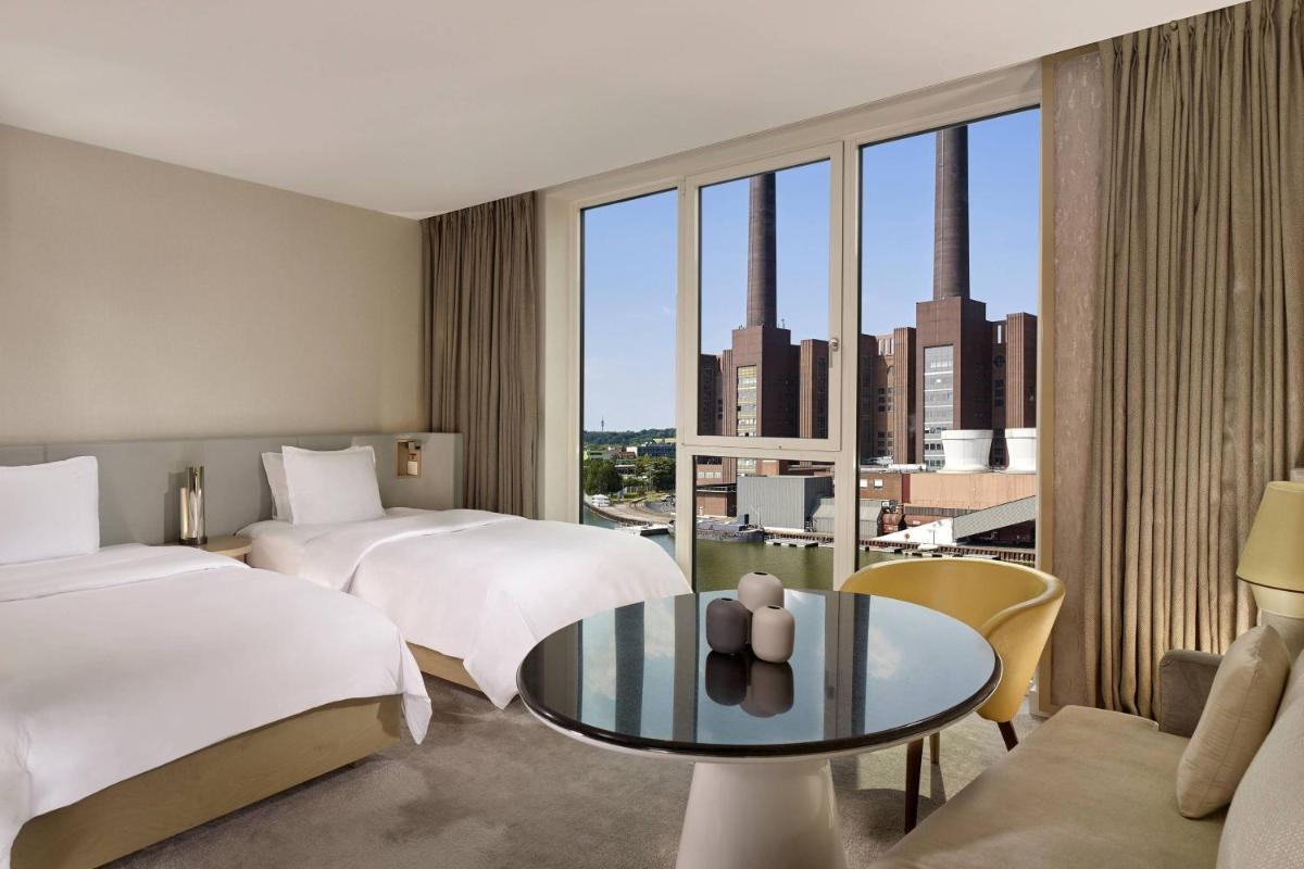 Ein Bett oder Betten in einem Zimmer der Unterkunft The Ritz-Carlton, Wolfsburg