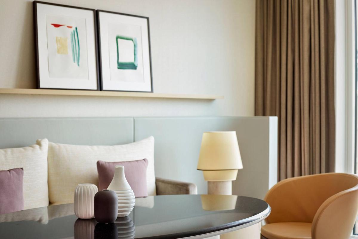 Ein Sitzbereich in der Unterkunft The Ritz-Carlton, Wolfsburg