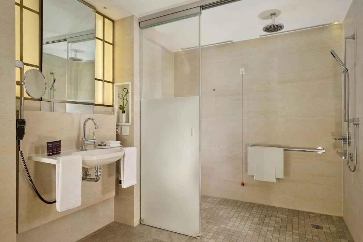 Ein Badezimmer in der Unterkunft The Ritz-Carlton, Wolfsburg