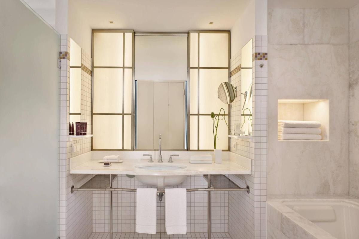 Ein Badezimmer in der Unterkunft The Ritz-Carlton, Wolfsburg