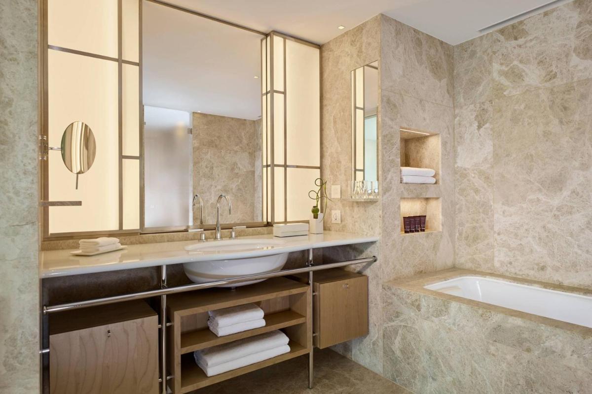 Ein Badezimmer in der Unterkunft The Ritz-Carlton, Wolfsburg
