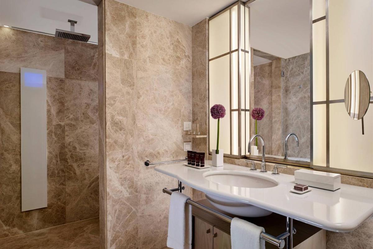 Ein Badezimmer in der Unterkunft The Ritz-Carlton, Wolfsburg
