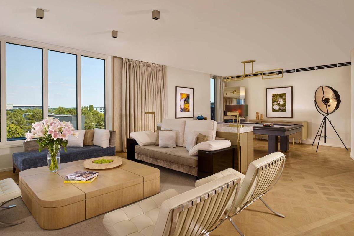 ein Wohnzimmer mit Couch und Tisch in der Unterkunft The Ritz-Carlton, Wolfsburg in Wolfsburg