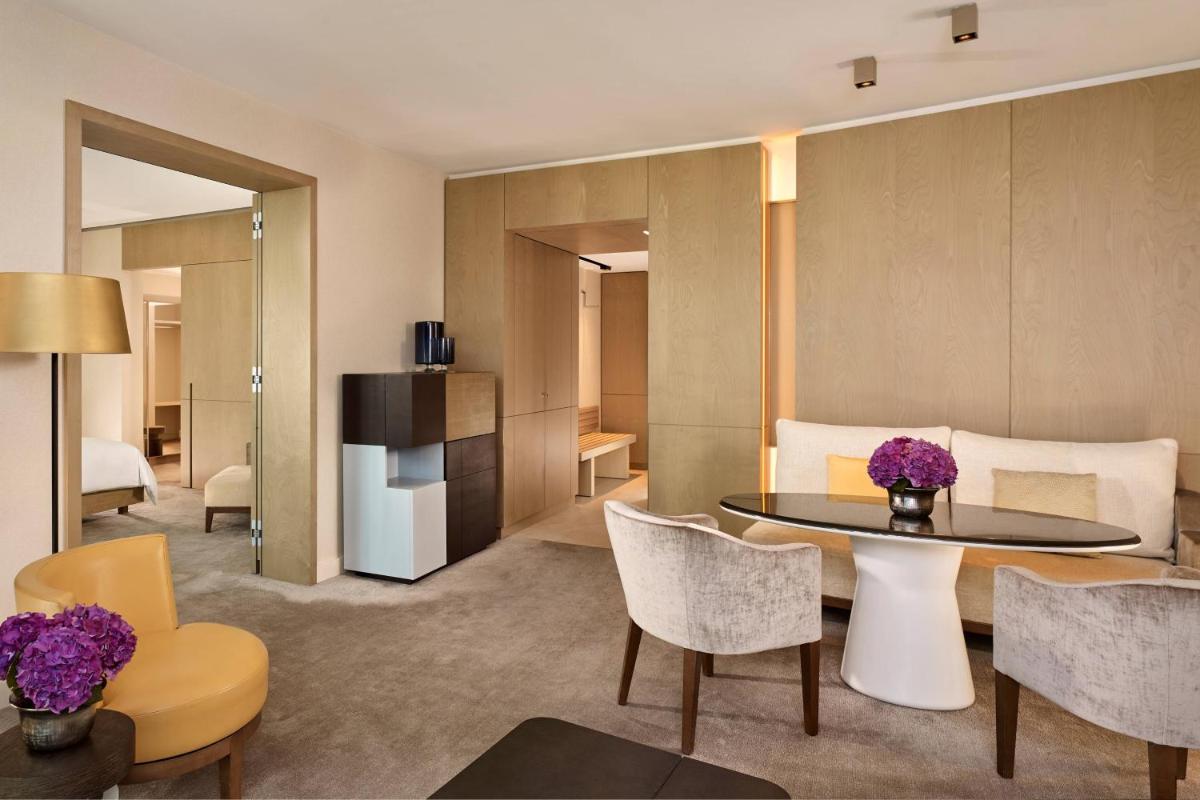 ein Wohnzimmer mit Tisch und Stühlen in der Unterkunft The Ritz-Carlton, Wolfsburg in Wolfsburg