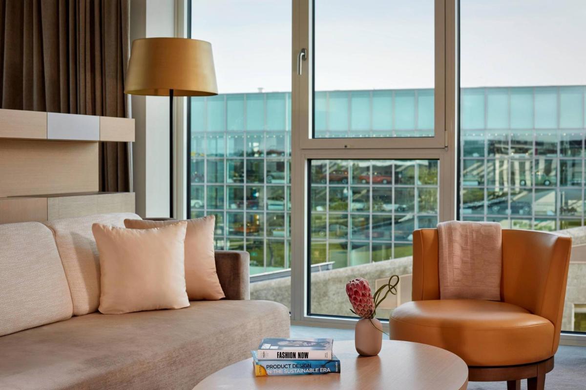 Ein Sitzbereich in der Unterkunft The Ritz-Carlton, Wolfsburg