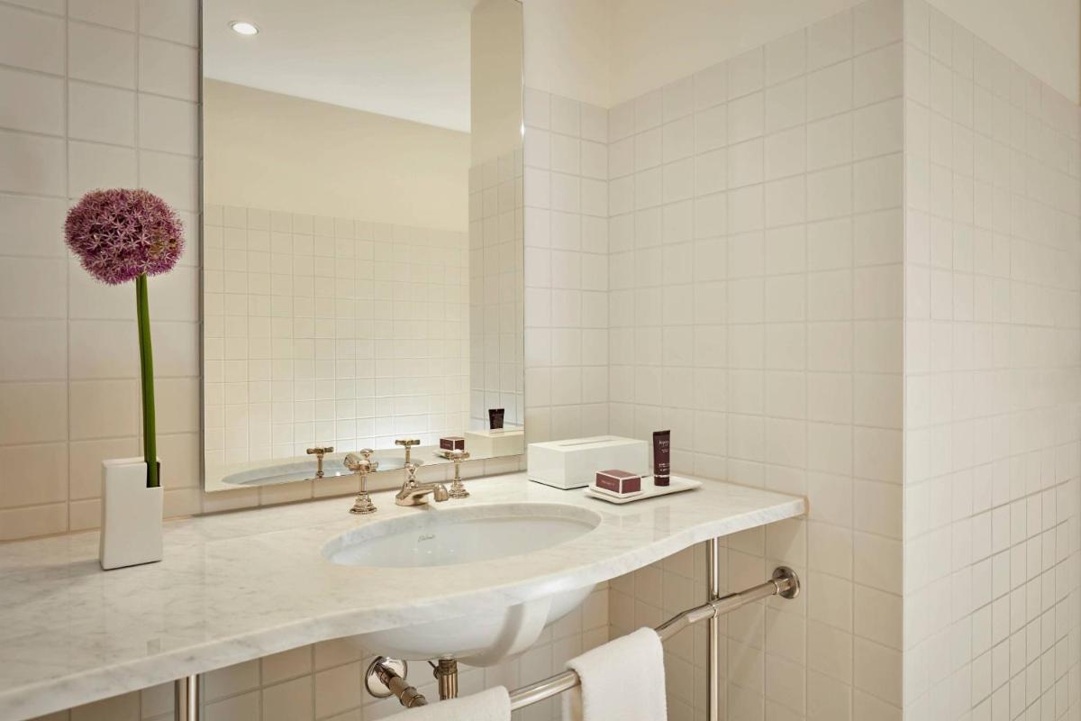 Ein Badezimmer in der Unterkunft The Ritz-Carlton, Wolfsburg