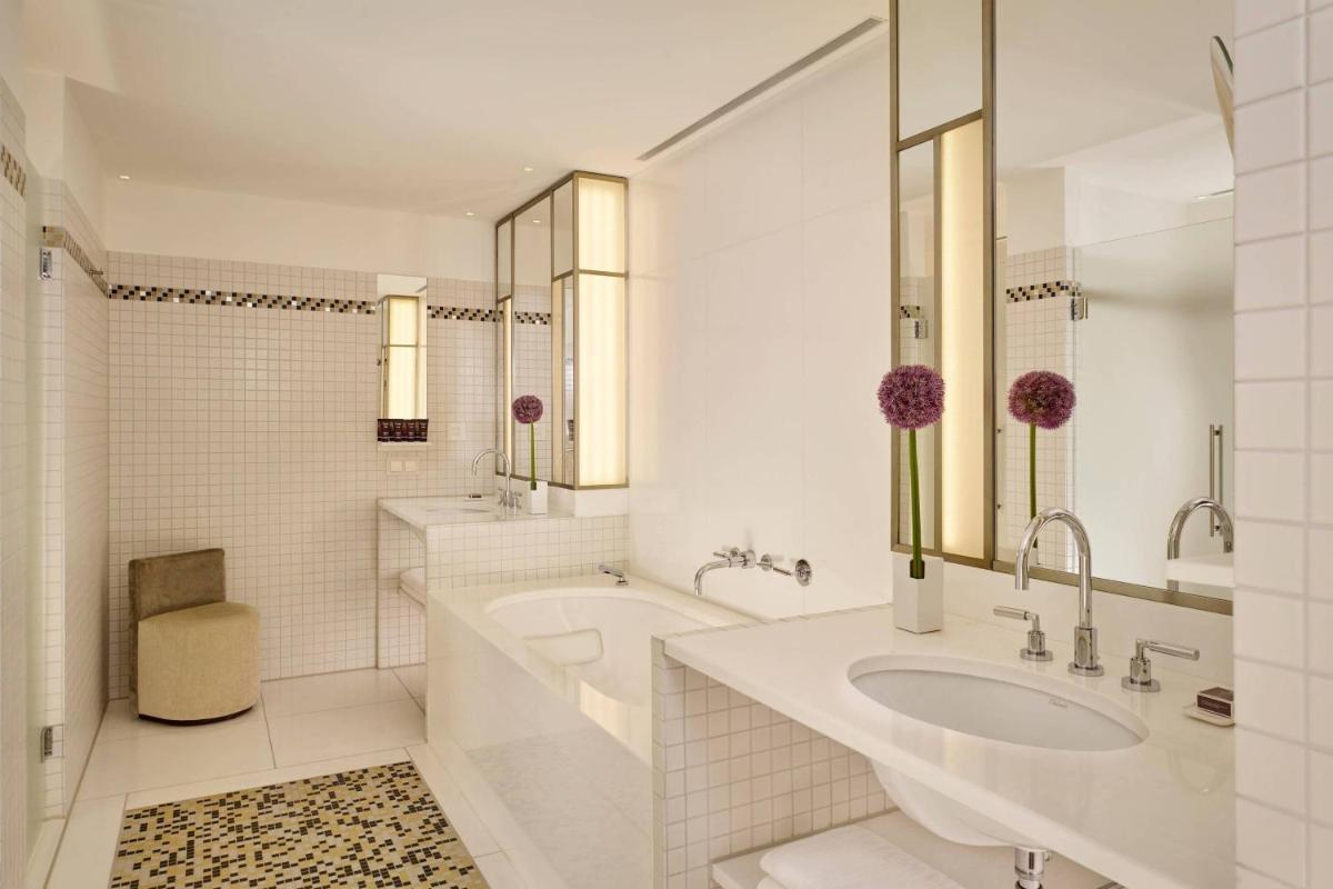 Ein Badezimmer in der Unterkunft The Ritz-Carlton, Wolfsburg