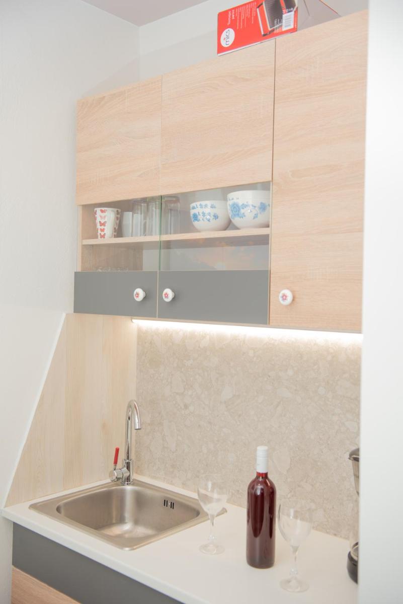 Suitetrails - Tsaner Apartment and Rooms