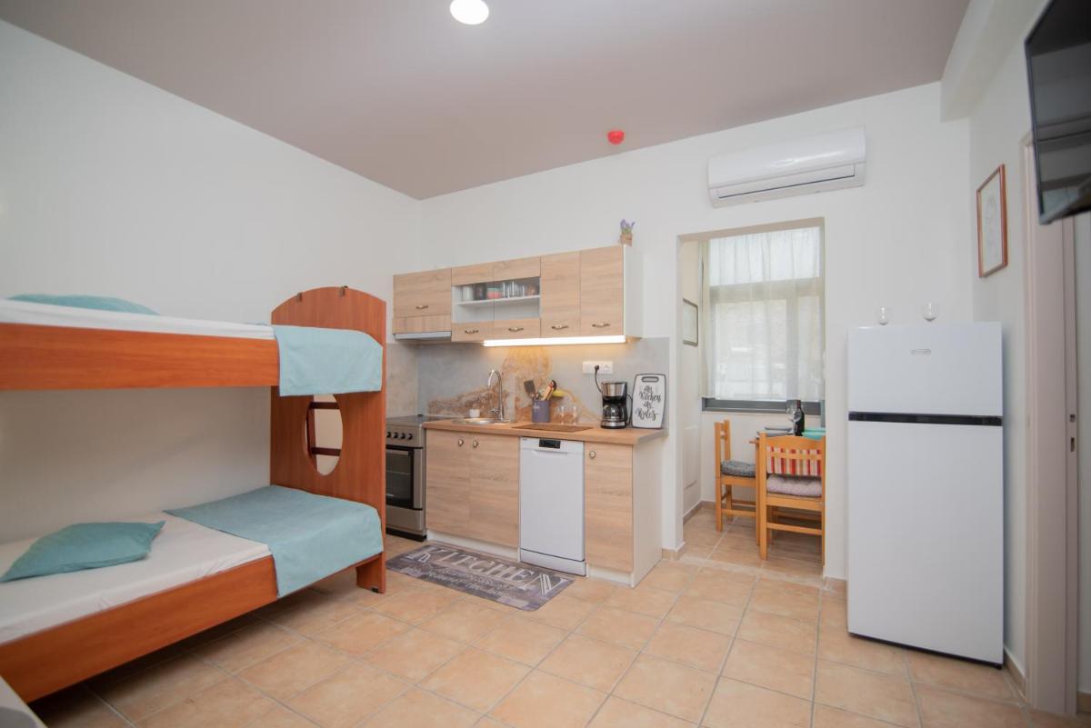 Suitetrails - Tsaner Apartment and Rooms