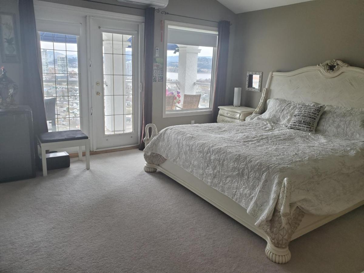 Vacation Lake View House kelowna BNB - Housity
