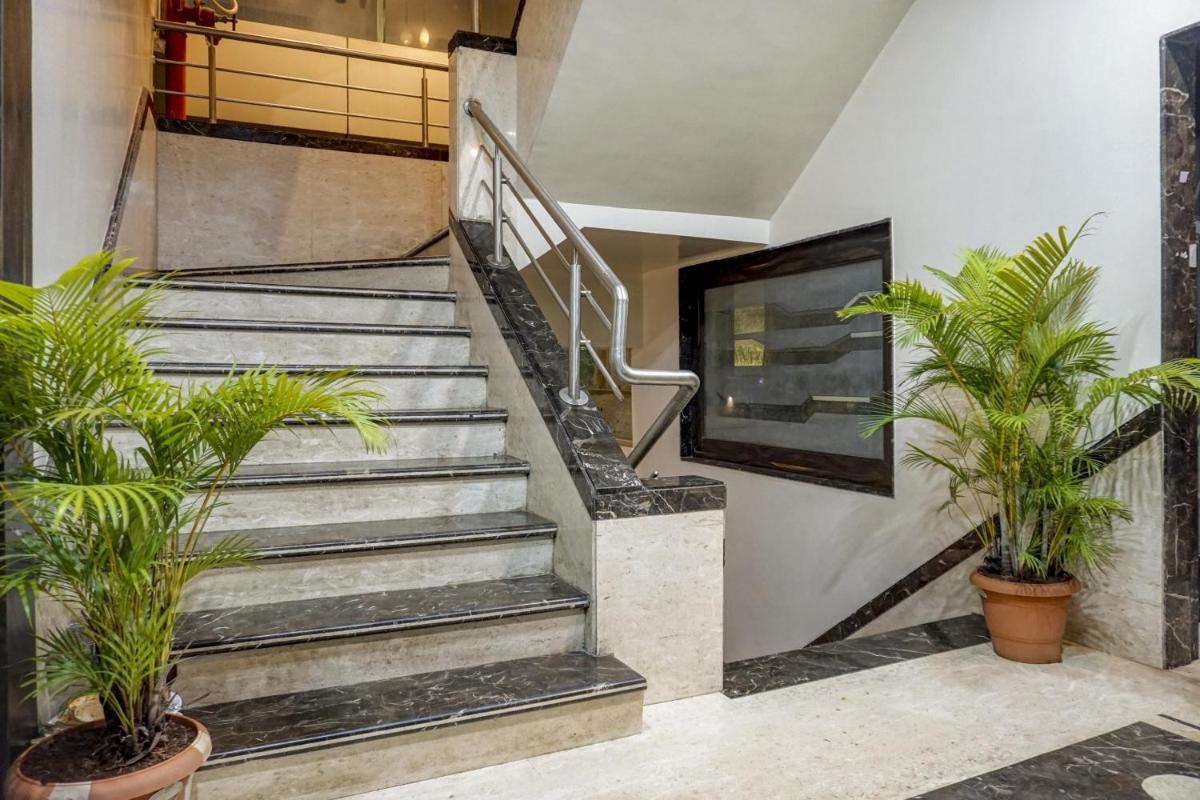 Super OYO Townhouse OAK Regal Inn Near Sant Tukaram Nagar Metro Station - Housity