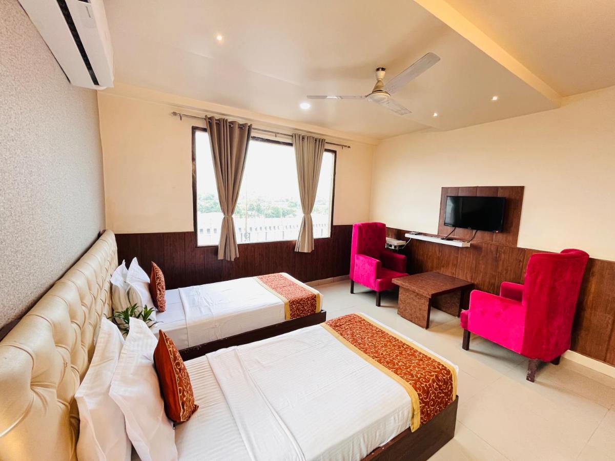 Hotel The Leaf - Gomti Nagar Lucknow - Housity