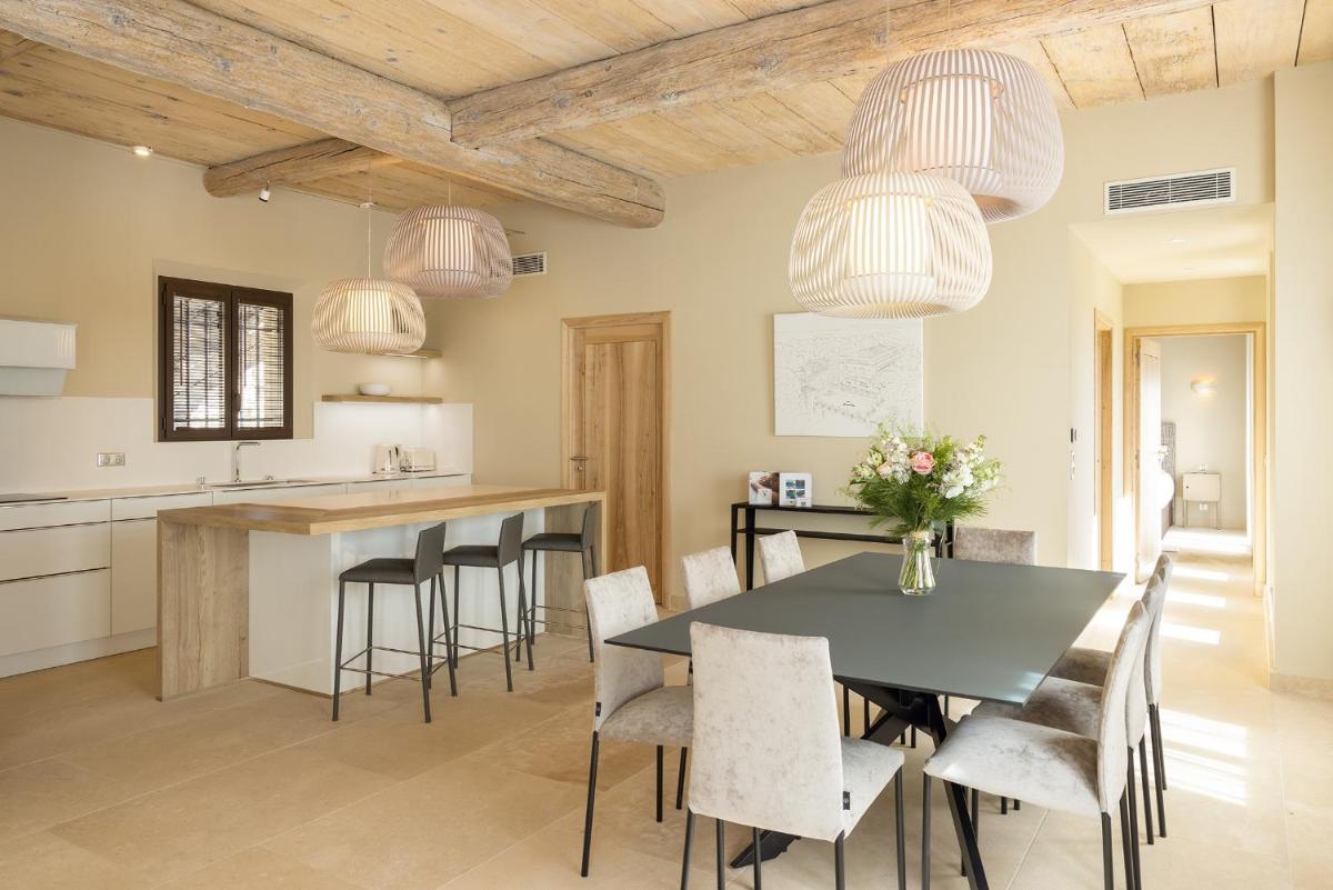 Cuisine ou kitchenette dans l'établissement Le Vallon de Valrugues Hotel Spa & Villas