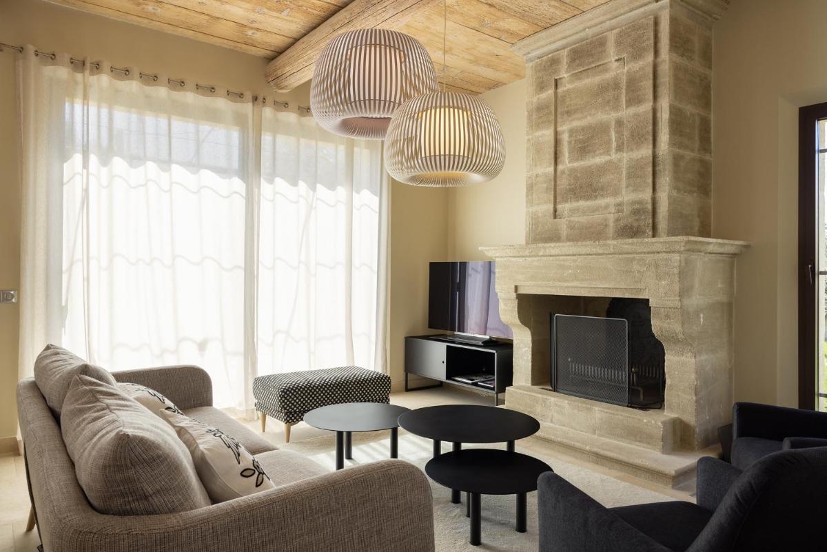 Coin salon dans l'établissement Le Vallon de Valrugues Hotel Spa & Villas