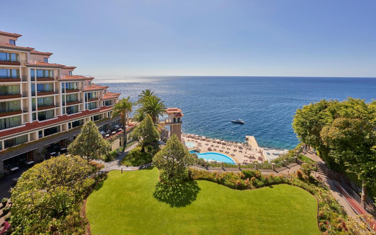 uma vista aérea de um resort e do oceano em The Cliff Bay - PortoBay no Funchal