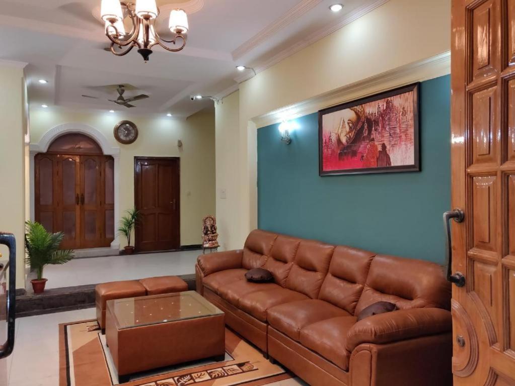 OYO The Rock Residency Near Pvr Ansal Plaza Greater Noida - Housity