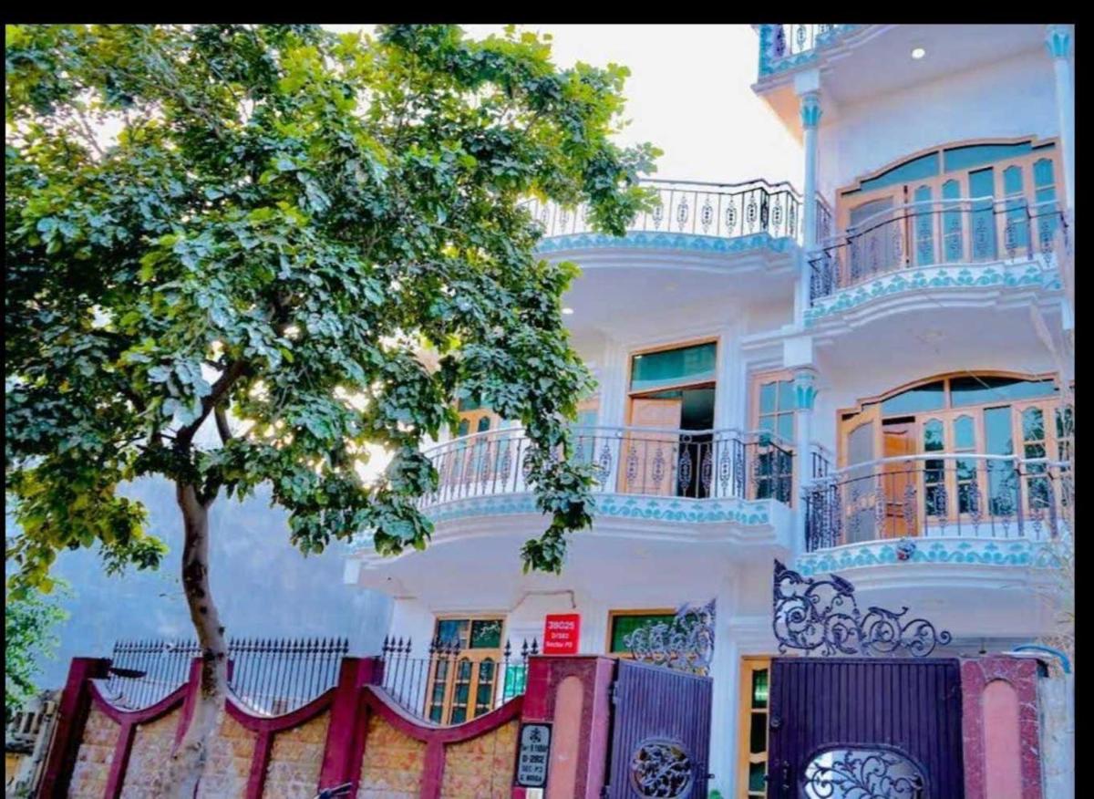 OYO The Rock Residency Near Pvr Ansal Plaza Greater Noida - Housity