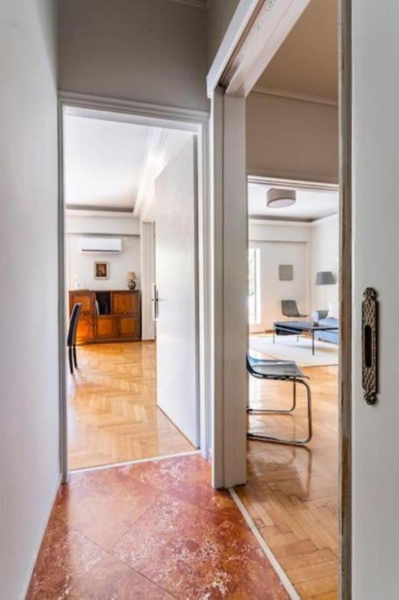 Suitetrails - Spacious renovated flat in the Athens Riviera