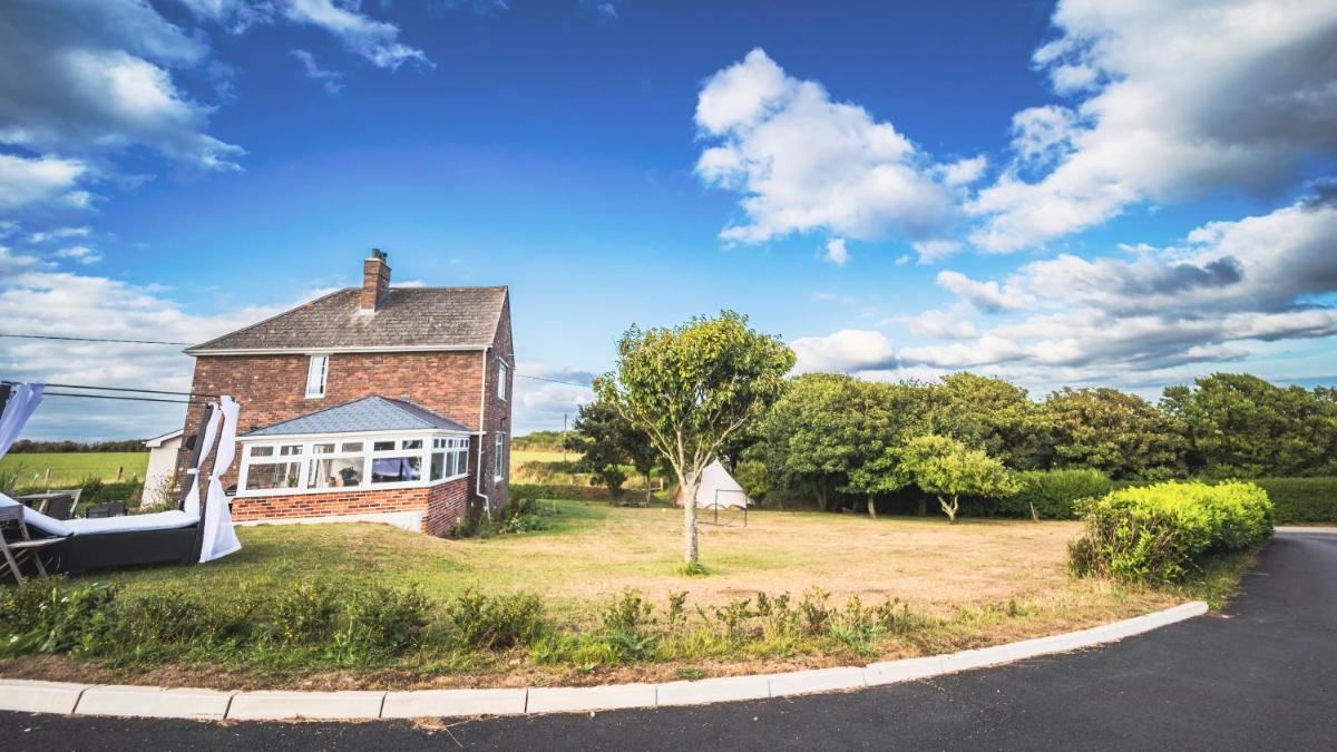 New Wiggle Farmhouse - Housity