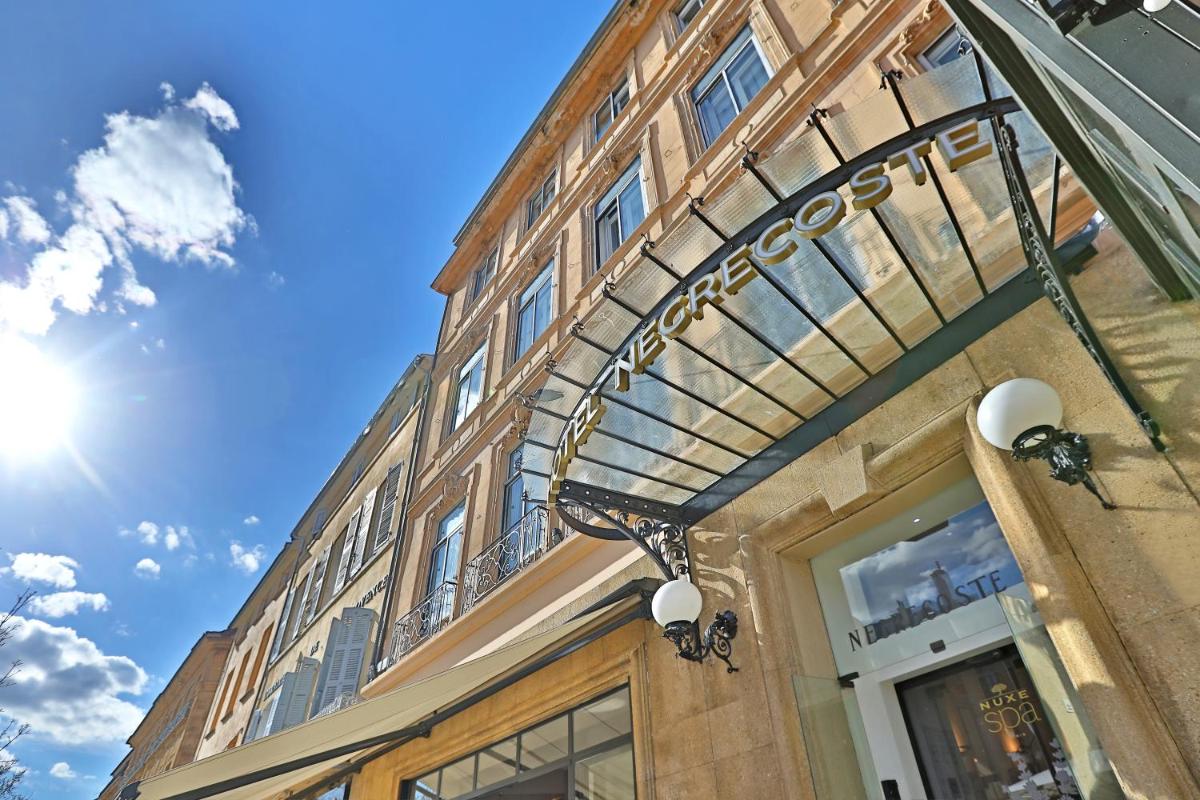 un bâtiment avec une échappée au feu sur son côté dans l'établissement Negrecoste Hôtel & Spa, à Aix-en-Provence