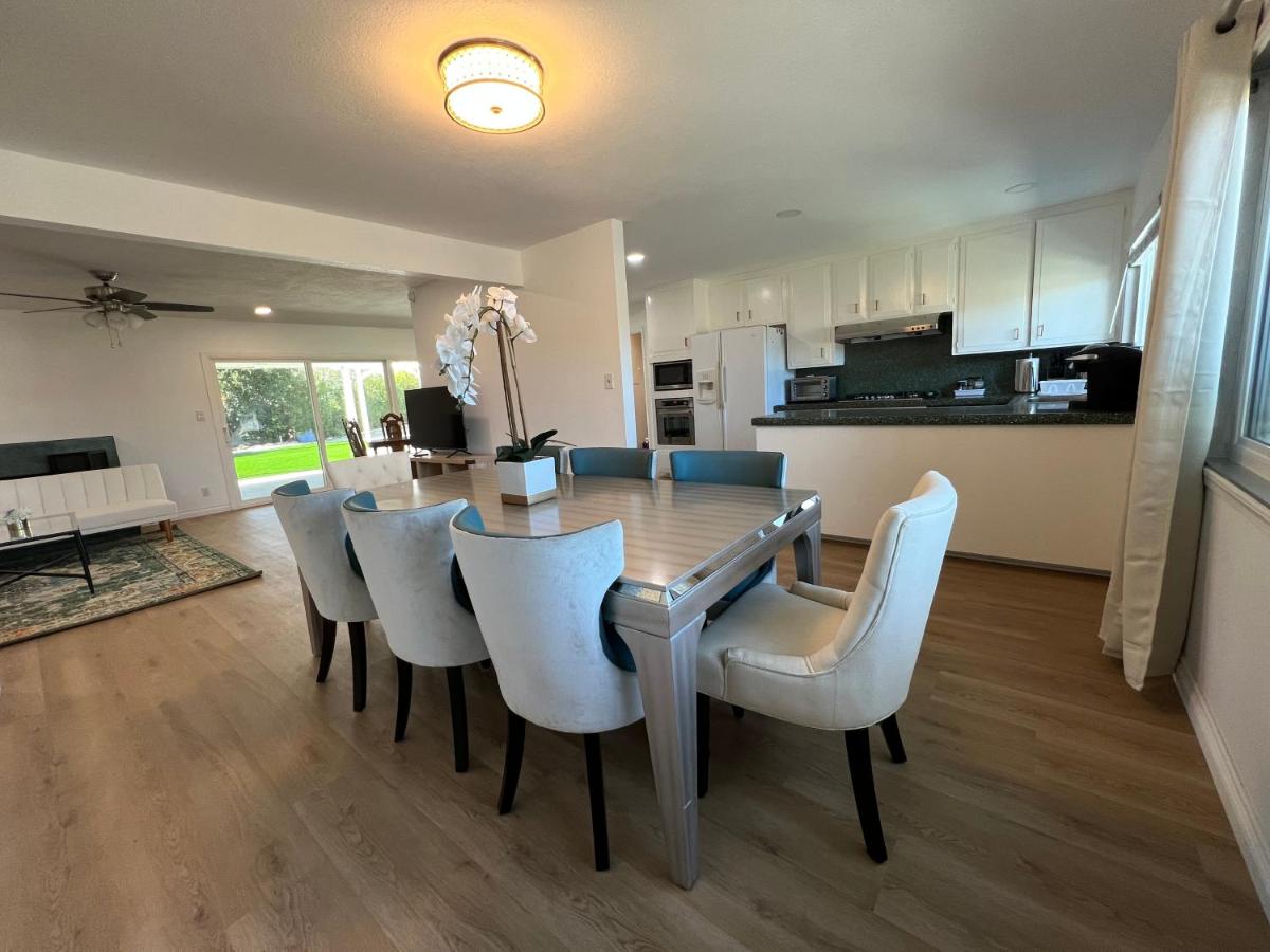 Modern 4 King Beds, Beautiful Large Backyard, Golf, WFH, Long Stays, WI-FI, FWY, 25 mins to Beach - Housity