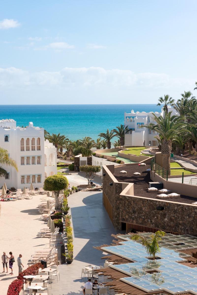 una vista de la playa desde el complejo en Sotavento Beach Club, en Costa Calma