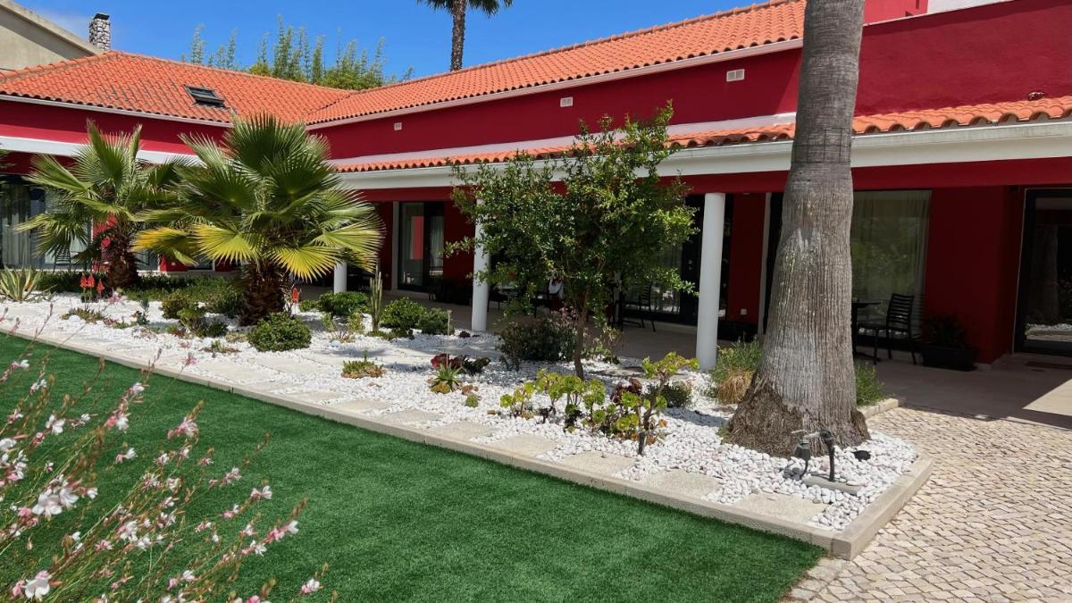 Um jardim no exterior de Villa 3 Caparica - Lisbon Gay Beach Resort