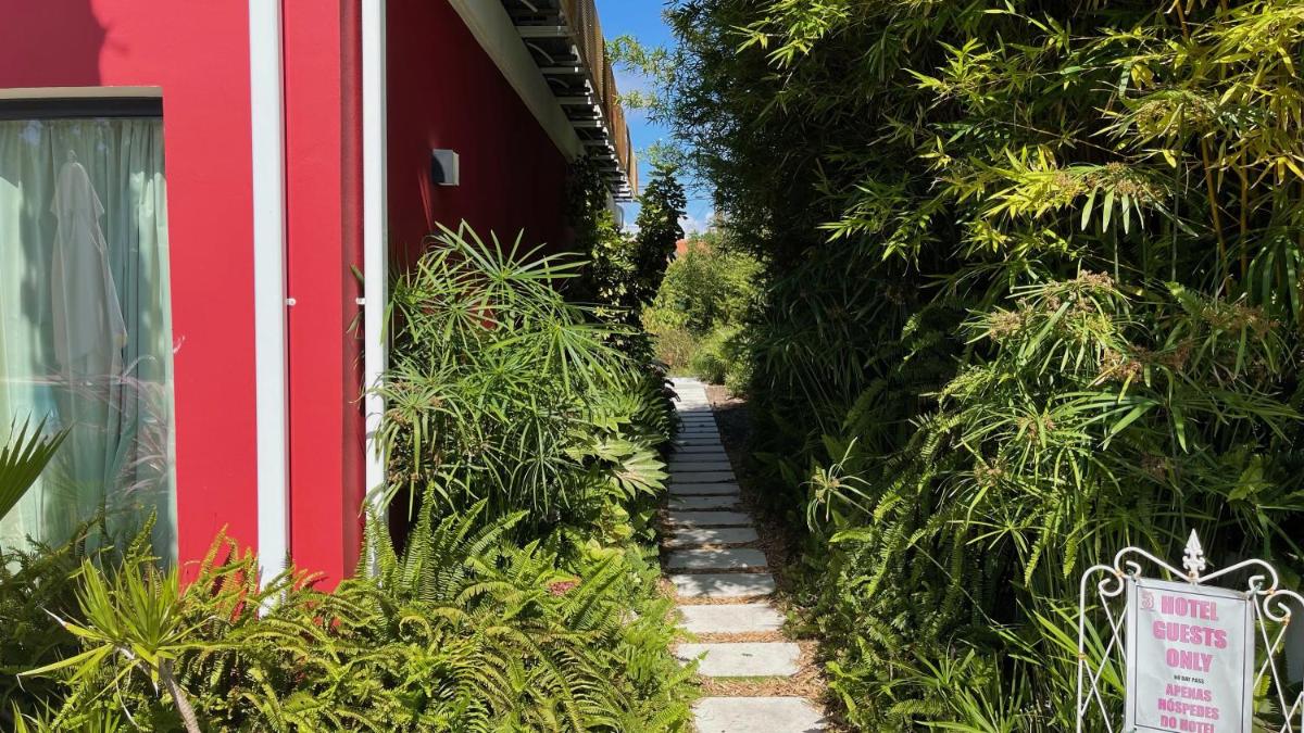 Um jardim no exterior de Villa 3 Caparica - Lisbon Gay Beach Resort