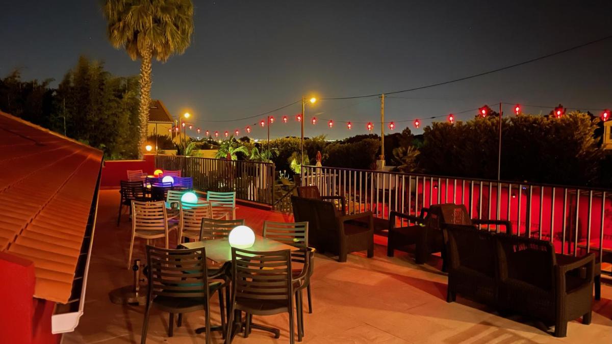 Um restaurante ou outro lugar para comer em Villa 3 Caparica - Lisbon Gay Beach Resort