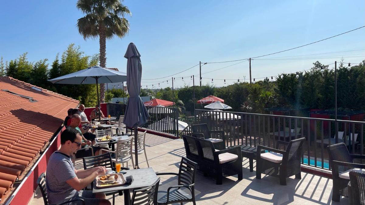 Um restaurante ou outro lugar para comer em Villa 3 Caparica - Lisbon Gay Beach Resort