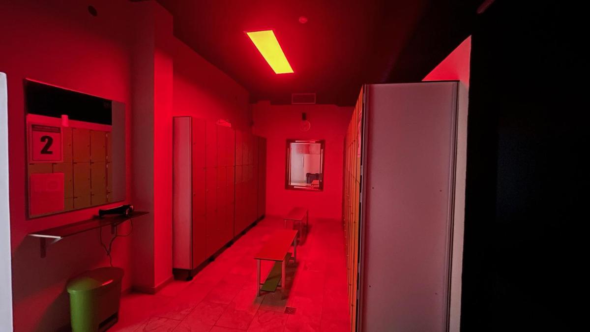 uma sala vermelha com um corredor com luzes vermelhas em Villa 3 Caparica - Lisbon Gay Beach Resort em Charneca