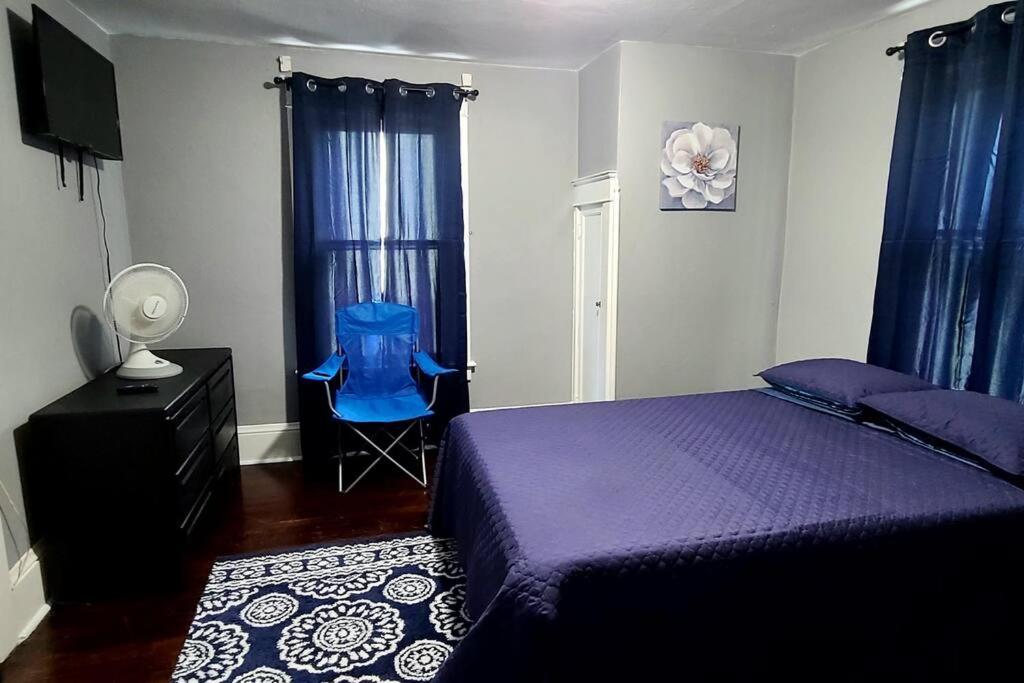 Comfortable 3 bedroom home with private parking! - Housity