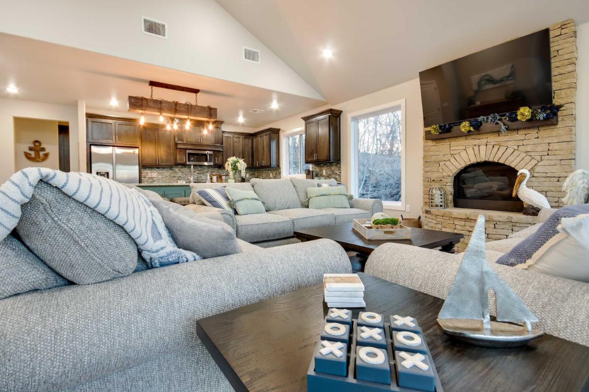Waterfront Grand Lake Family House with Game Room! - Housity