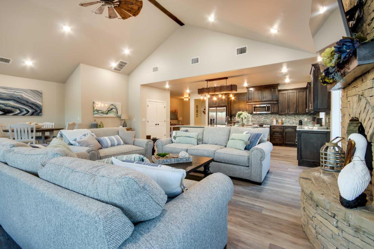 Waterfront Grand Lake Family House with Game Room! - Housity