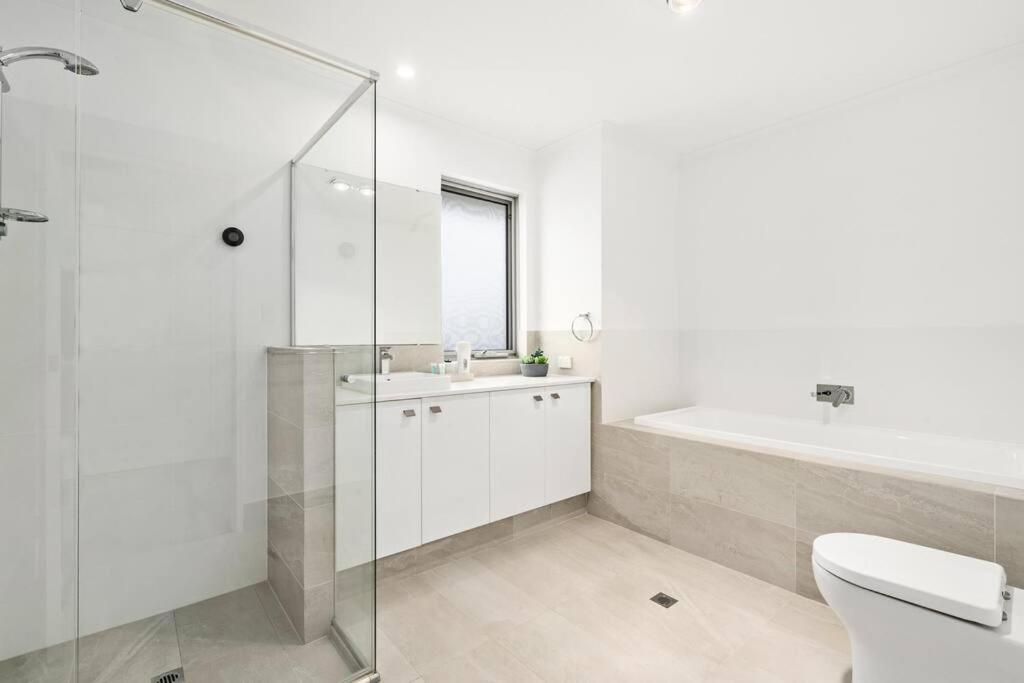 Modern Minimalistic Home 3BR - Housity