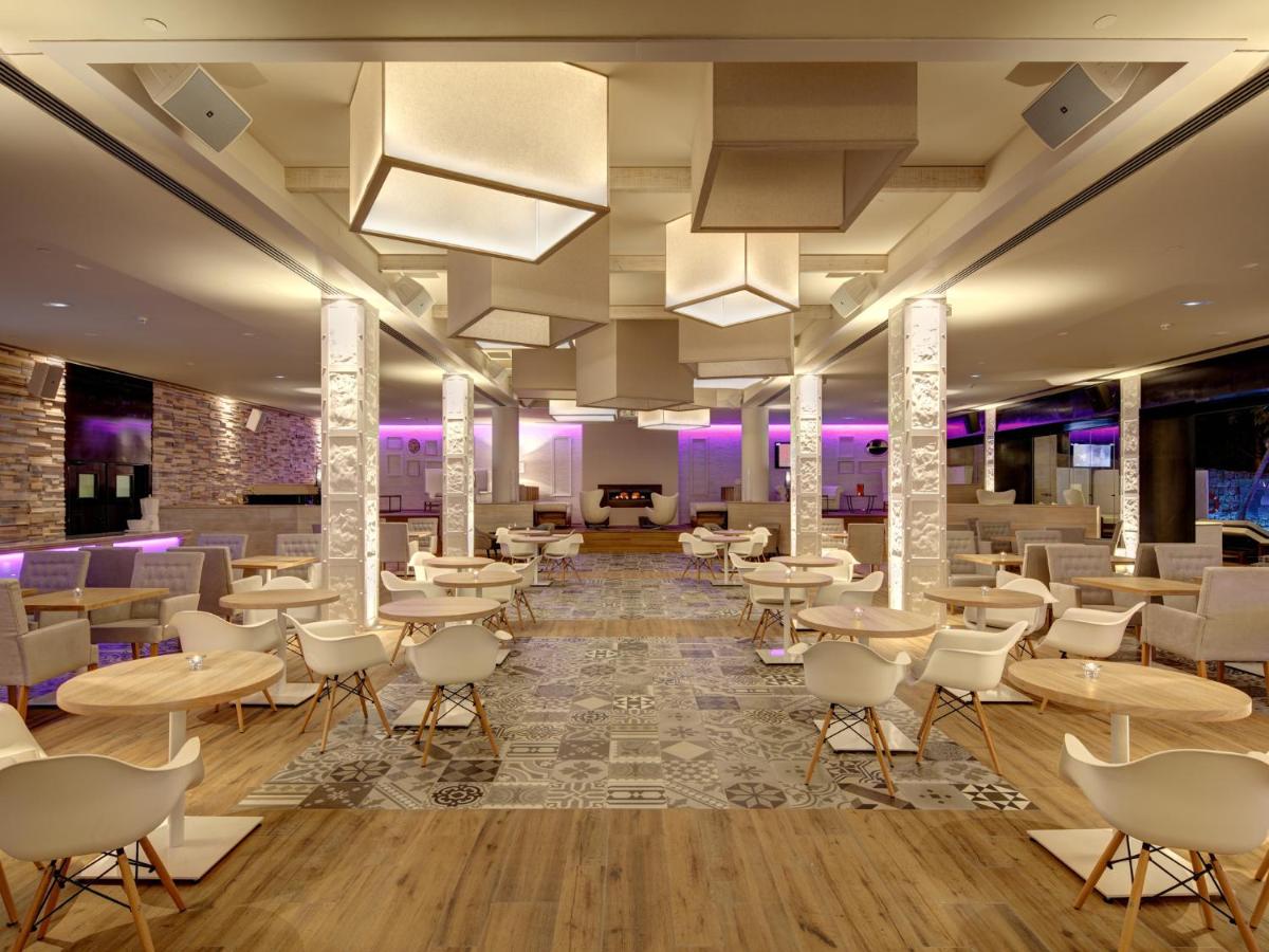 Un restaurante o sitio para comer en Amàre Beach Hotel Marbella - Adults Only Recommended