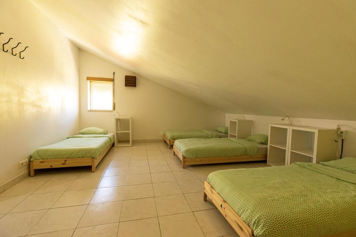 Pineapple Surf House - Housity