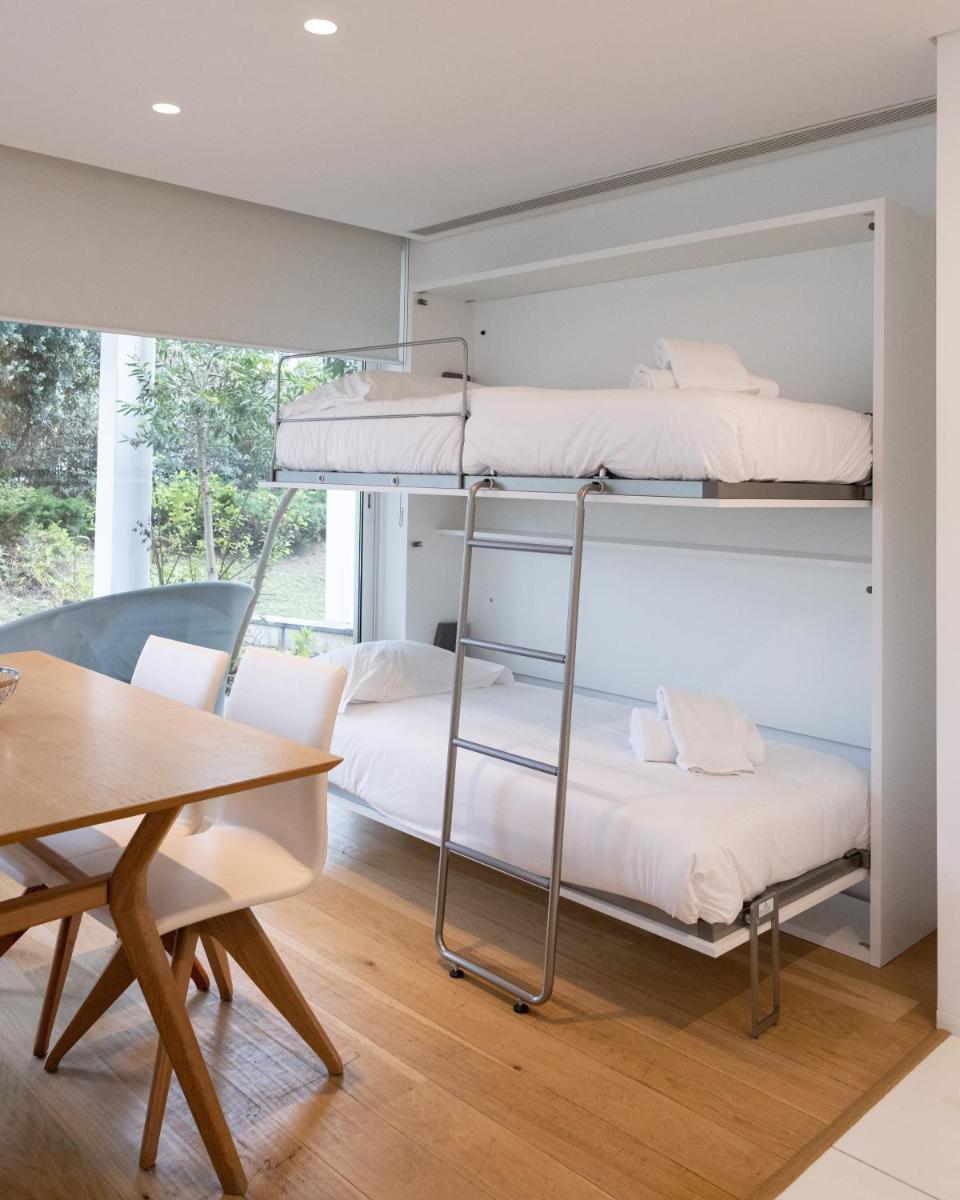 Uma cama ou camas num quarto em Onyria Marinha Cascais, Vignette Collection by IHG